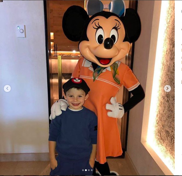 Cười thật tươi.