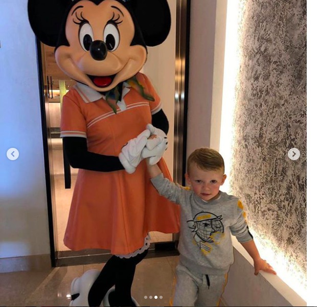 Các con của Rooney tranh thủ chụp cùng khách Vip.