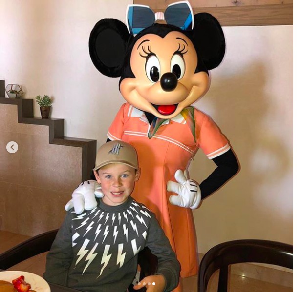 Tạo dáng với nhân vật hoạt hình.