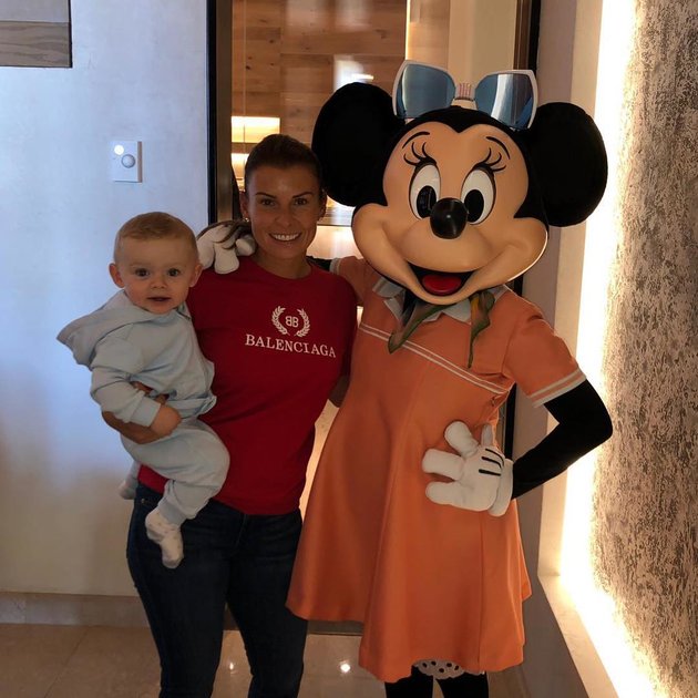 Vợ của Rooney và nhóc tỳ nhỏ nhất.