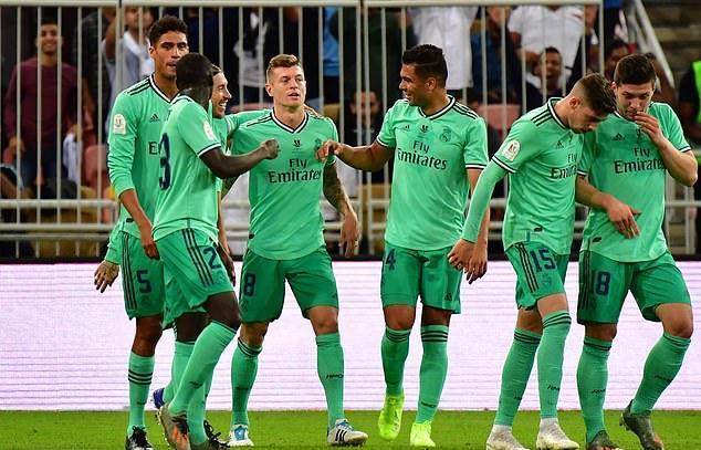 Real Madrid vừa có chiến thắng ấn tượng 3-1 trước Valencia ở trận Bán kết Siêu cúp Tây Ban Nha 2020. Đoàn quân HLV Zinedine Zidane thể hiện sự vượt trội so với các đối thủ. Trong đó, hàng tiền vệ 5 người gồm Toni Kroos, Isco, Fede Valverde, Luka Modric và Casemiro mang đến sức mạnh tổng lực cho đội bóng Hoàng gia.