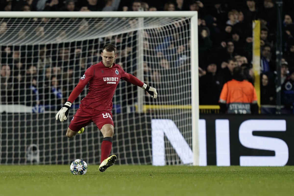 Mignolet được CĐV Liverpool khen ngợi vì góp phần chọc thủng lưới Man Utd.