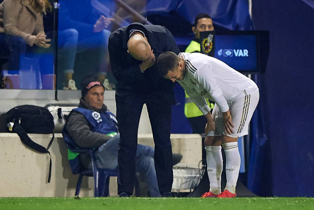 HLV Zidane có lý do để lo lắng, bởi lẽ sau khi được rút ra sân nghỉ, Hazard đã phải chườm đá vào mắt cá chân, nơi vừa khiến anh phải nghỉ thi đấu suốt mấy tháng liền.