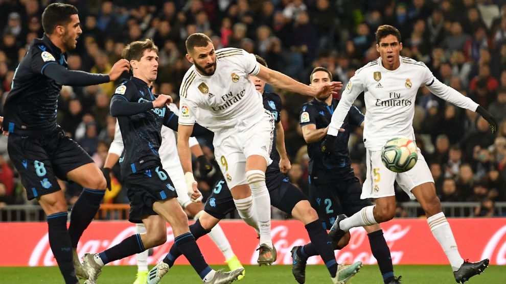 Real Madrid vừa có trận thua tức tưởi và đầy bất ngờ trước Levante, trong khuôn khổ lượt trận vòng 25 La Liga 2019/20. Đội bóng của HLV Zinedine Zidane qua đó để cho Barcelona vượt mặt, chiếm lấy ngôi đầu bảng với 2 điểm cách biệt.