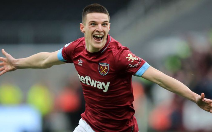 Carragher ca ngợi Declan Rice.