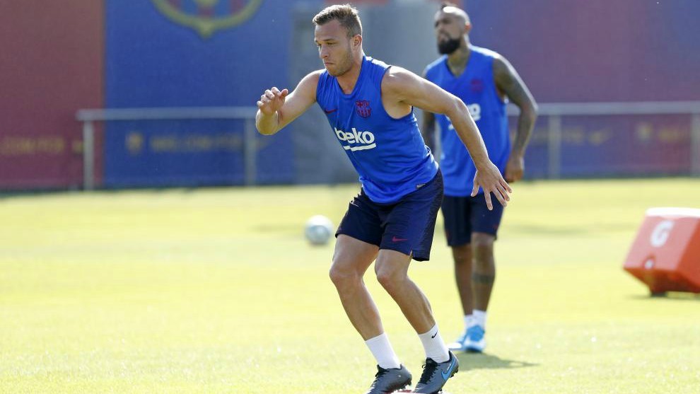 Barcelona will not push Arthur to join Juventus - Bóng Đá