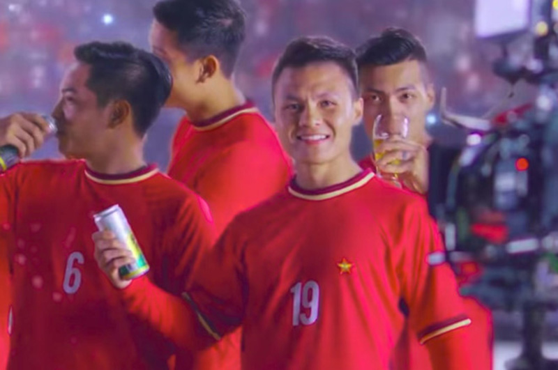 Vì sao Quang Hải mặc áo nhái U23 Việt Nam quảng cáo bia? - Bóng Đá