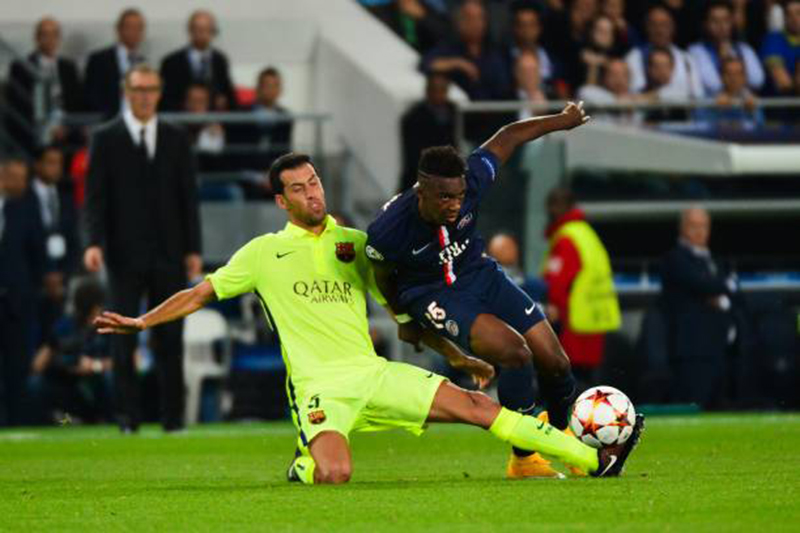 Nếu gia nhập PSG, Busquets (áo sáng) sẽ trở thành sự bổ sung quan trọng cho hàng tiền vệ đội bóng nước Pháp.