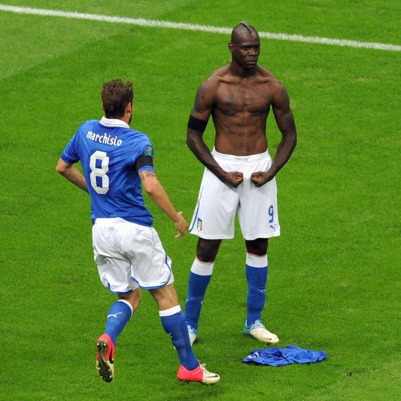 Balotelli và màn ăn mừng nổi tiếng tại EURO 2012. Ảnh: 101greatgoals.