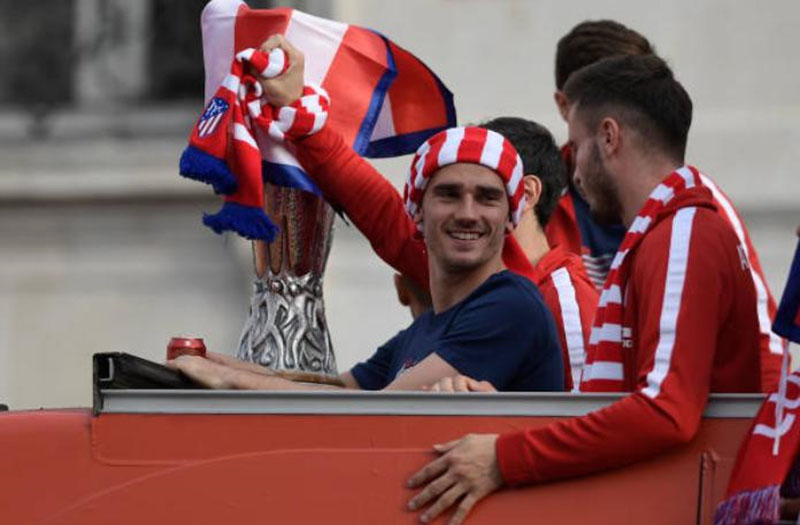 Torres nghẹn ngào trong lễ rước cúp Europa League - Bóng Đá