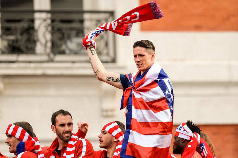 Torres nghẹn ngào trong lễ rước cúp Europa League - Bóng Đá