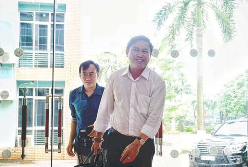 Ông Trần Mạnh Hùng tươi cười đến cuộc họp VPF - Bóng Đá