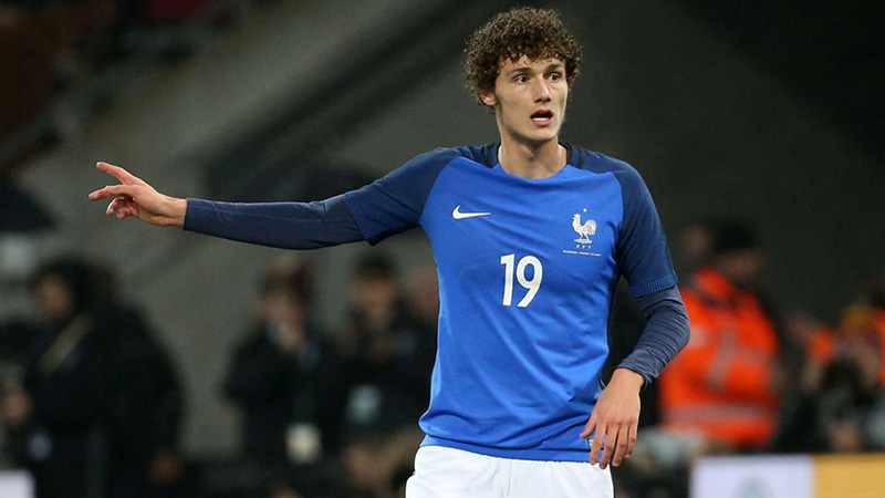 Đội tuyển Pháp hiện không thiếu những cầu thủ thi đấu chói sáng trong màu áo cấp CLB. Benjamin Pavard vừa nhận giải tân binh hay nhất tháng 2 của Bundesliga. Trong mùa giải đầu tiên chơi tại hạng đấu cao nhất nước Đức, Pavard thi đấu không bỏ lỡ một phút nào, thành công trong 60% số pha tắc bóng, biến Stuttgart thành đội bóng có hàng thủ tốt thứ 2 giải đấu. Ảnh: TurntSportNews.