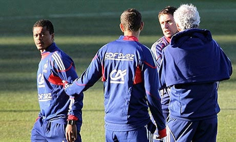 HLV Domenech tiết lộ vụ cãi vã với Anelka ở World Cup 2010 - Bóng Đá