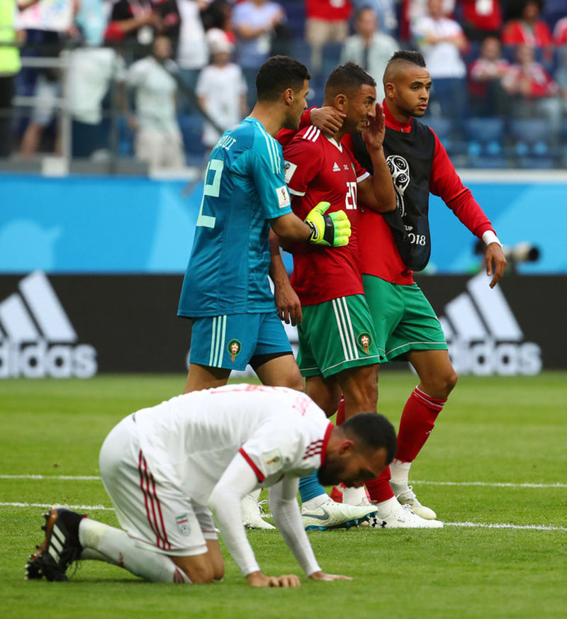Thủ môn Iran khóc nức nở vì đội nhà thắng Morocco đúng phút cuối - Bóng Đá
