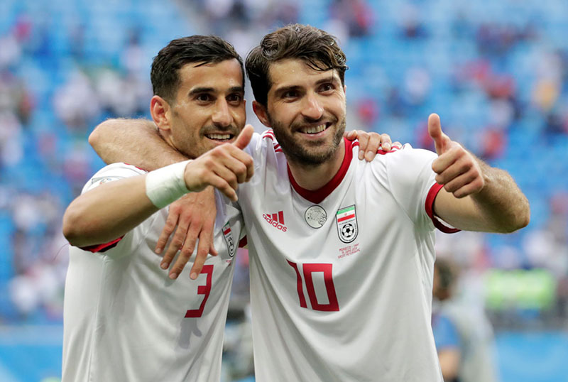 Thủ môn Iran khóc nức nở vì đội nhà thắng Morocco đúng phút cuối - Bóng Đá