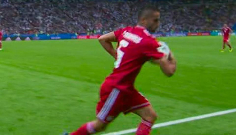 Cầu thủ Iran làm trò hề với pha santo ném biên hỏng ở phút bù giờ - Bóng Đá