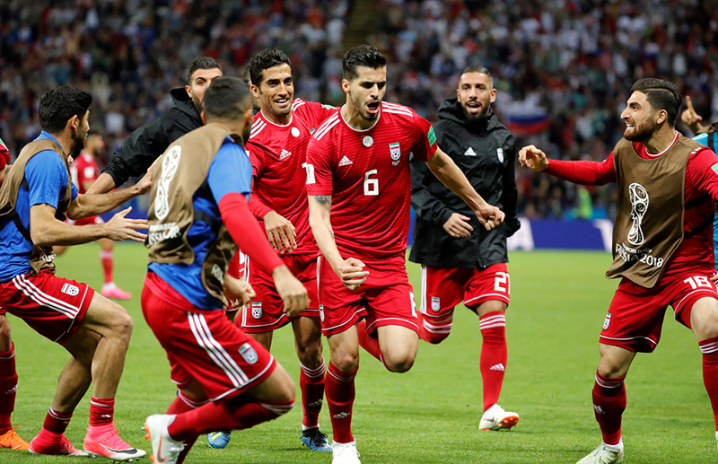 Cầu thủ Iran làm trò hề với pha santo ném biên hỏng ở phút bù giờ - Bóng Đá