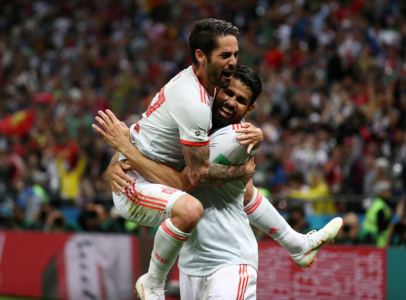 Những chú chim nhỏ dường như mang lại may mắn cho Tây Ban Nha khi hậu vệ Iran phá bóng trúng chân Diego Costa trở thành cú dứt điểm đem về 3 điểm trọn vẹn cho đại diện châu Âu ở lượt trận thứ 2 bảng B World Cup 2018.