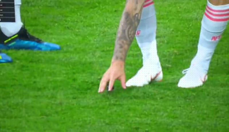Tiền vệ thuộc biên chế Real Madrid không ngần ngại cúi xuống tóm lấy chú chim.