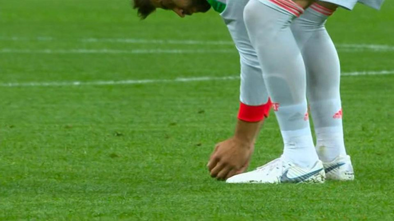 Trung vệ Gerard Pique cũng có hành động tương tự khi phát hiện "vị khách không mời" vô tư đậu ngay trước mũi giày.