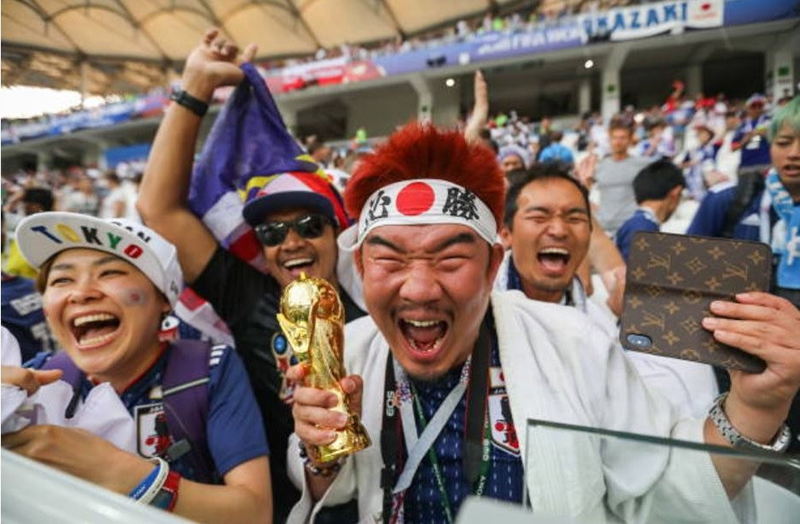 Cổ động viên không kìm nổi nước mắt trước chiến tích của Nhật Bản - Bóng Đá