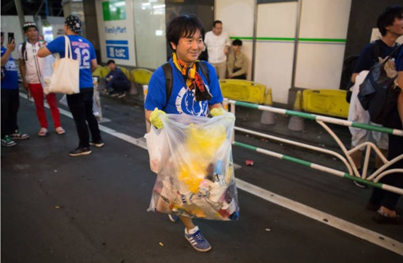 CĐV Nhật Bản thu gom rác trên khán đài World Cup 2018 - Bóng Đá