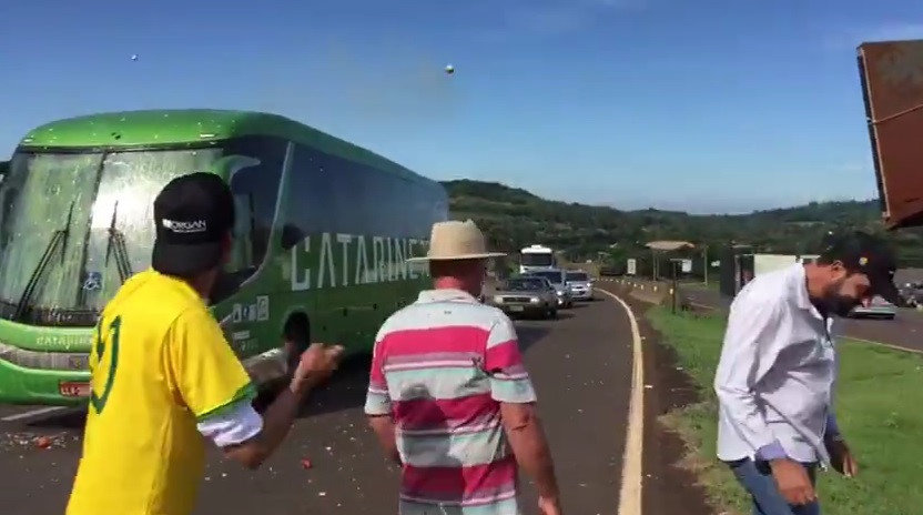 Xe buýt của tuyển Brazil bị CĐV tấn công bằng gạch đá, trứng - Bóng Đá