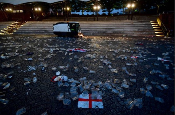 CĐV đội tuyển Anh vứt cờ, chai lọ xuống đường - Bóng Đá