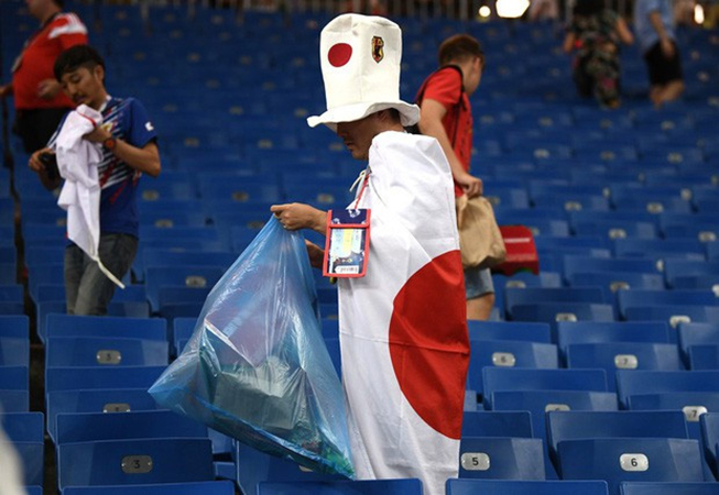 CĐV đội tuyển Anh vứt cờ, chai lọ xuống đường - Bóng Đá
