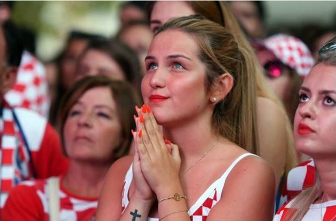 Cổ động viên Croatia hồi hợp khi trận đấu chỉ còn vài phút. Cuối cùng, tiếng còi kết thúc trận đấu của trọng tài cũng vang lên, và Croatia xuất sắc đánh bại Anh với tỷ số 2-1.