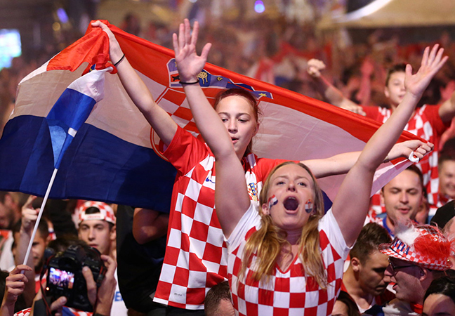 CĐV Croatia xuống đường ăn mừng chiến tích lịch sử - Bóng Đá