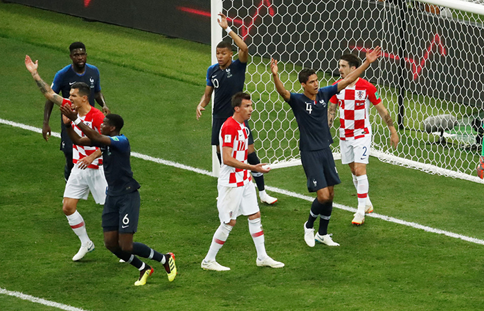 Cận cảnh tình huống VAR - bước ngoặt của trận chung kết World Cup - Bóng Đá
