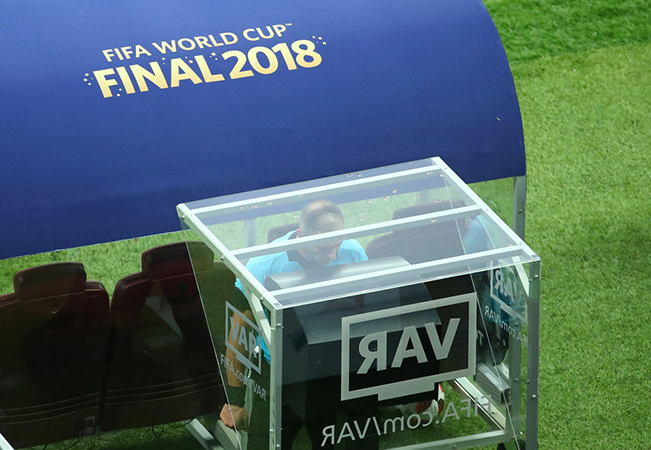 Cận cảnh tình huống VAR - bước ngoặt của trận chung kết World Cup - Bóng Đá