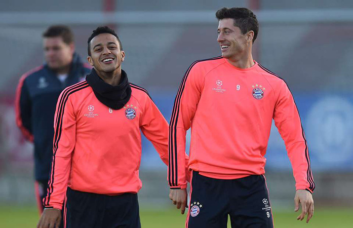 Thiago Alcantara (trái) và Robert Lewandowski đều đang nằm trong tầm ngắm của Bayern Munich.