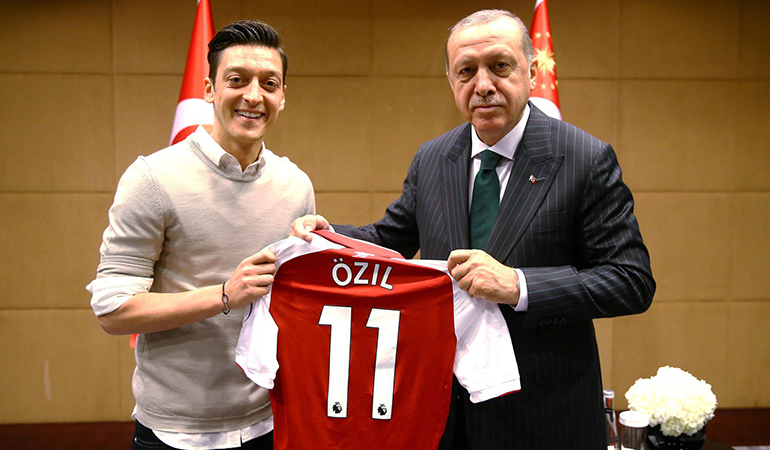 Mesut Ozil rời tuyển Đức: Lời oán trách của tình yêu - Bóng Đá