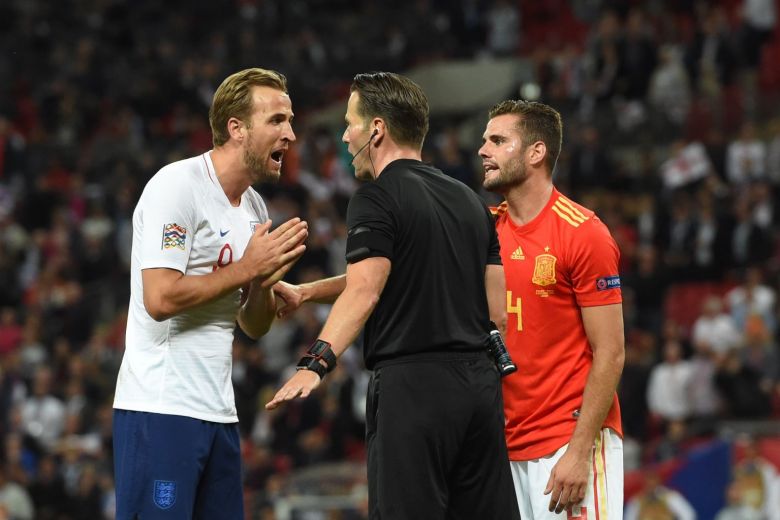 Harry Kane tỏ ra bức xúc trước quyết định của trọng tài.