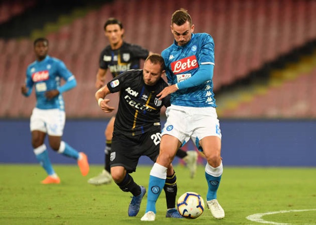 Milik trở lại, Napoli đè bẹp người quen cũ trong nhóm