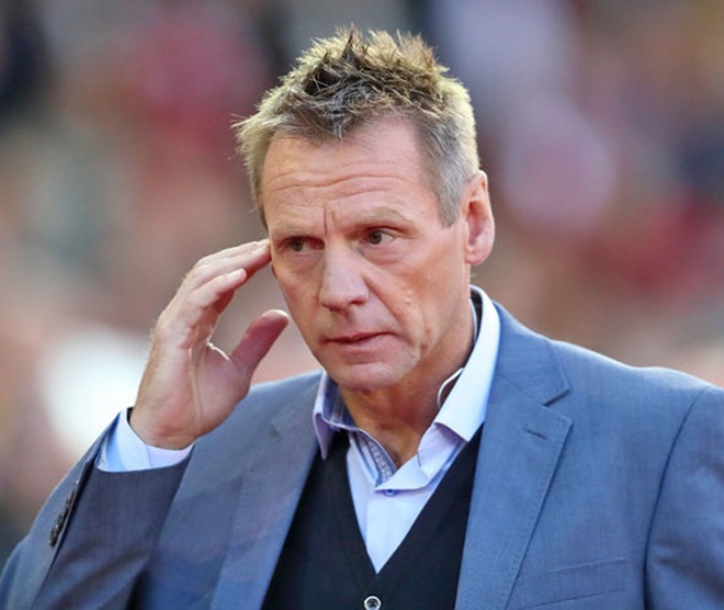 Stuart Pearce cho rằng Man City và Liverpool nên tìm cách chiêu mộ Hazard để tăng cường sức mạnh cũng như làm suy yếu đối thủ.