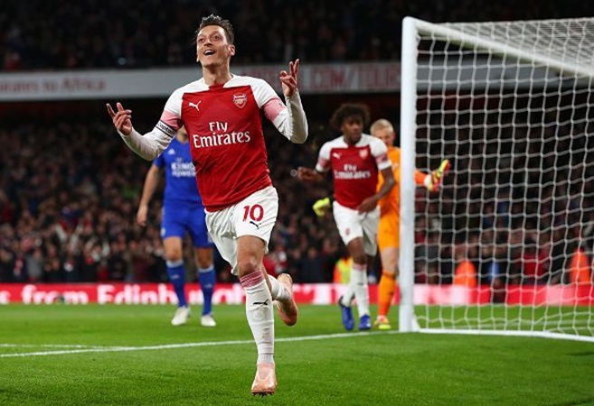 Ozil cần làm điều này để sáng ngang huyền thoại Bergkhamp ở Arsenal - Bóng Đá
