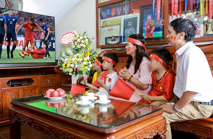 Bố mẹ Quang Hải lo lắng khi chứng kiến con bị “chơi rát”.