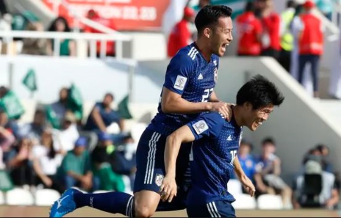 Yoshida (trái) và Tomiyasu được xem là "cặp trung vệ thép" của Nhật Bản.