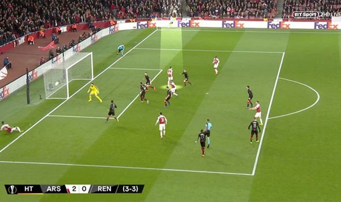 Tình huống Ozil quay lưng với pha bóng của đồng đội.