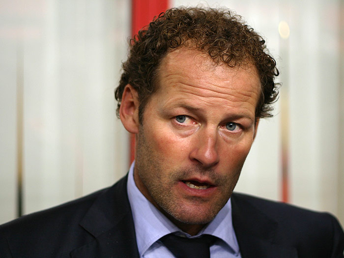 5. Trung vệ: Danny Blind. Ngoài vai trò quan trọng trong việc giúp Ajax vô địch Champions League 1995, Danny còn có công bồi dưỡng và giúp con trai, Daley Blind trở thành một trụ cột của đội bóng thành Amsterdam hiện nay. Ngoài ra, anh còn từng đảm nhận vai trò trợ lý cho HLV huyền thoại, Guus Hiddink sau khi chia tay sự nghiệp cầu thủ.
