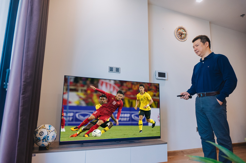 Bình luận viên Quang Huy chia sẻ anh luôn cập nhật tình hình thời sự của SEA Games, các diễn biến mới, các huy chương, bảng tổng sắp với chiếc TV LG OLED.