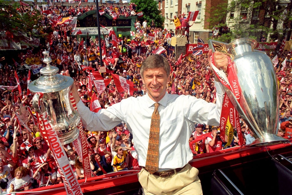 HLV Arsene Wenger đã thay đổi phong cách chơi bóng và nâng tầm vĩ đại của Arsenal.
