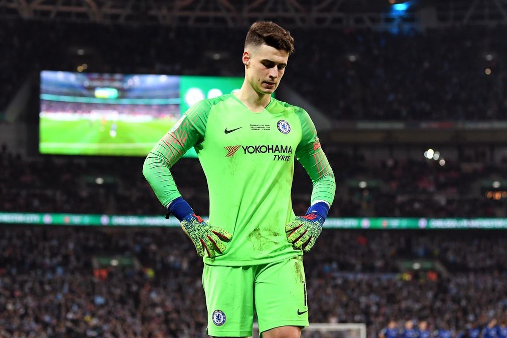 Kepa Arrizabalaga: Chuyển đến Chelsea với mức phí 72 triệu bảng hè 2018 để thay thế Thibaut Courtois, Kepa trở thành thủ môn đắt giá nhất thế giới. Song, màn trình diễn của anh không xứng với số tiền đội chủ sân Stamford Bridge bỏ ra. Kepa từng từ chối ra khỏi sân khi được HLV Maurizio Sarri yêu cầu. Gần đây, anh mất vị trí chính thức vì xuống phong độ do chia tay người bạn gái lâu năm.