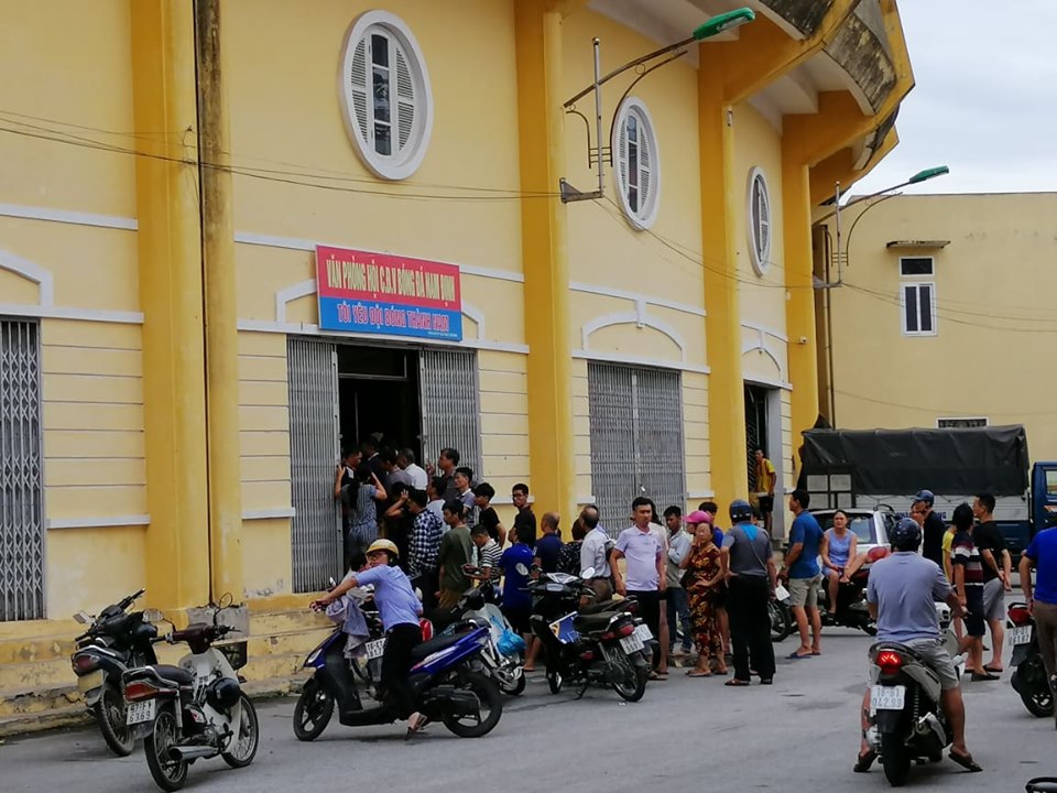 Nhiều CĐV đến từ sớm để mua vé vào sân, trực tiếp cổ vũ cho Nam Định.