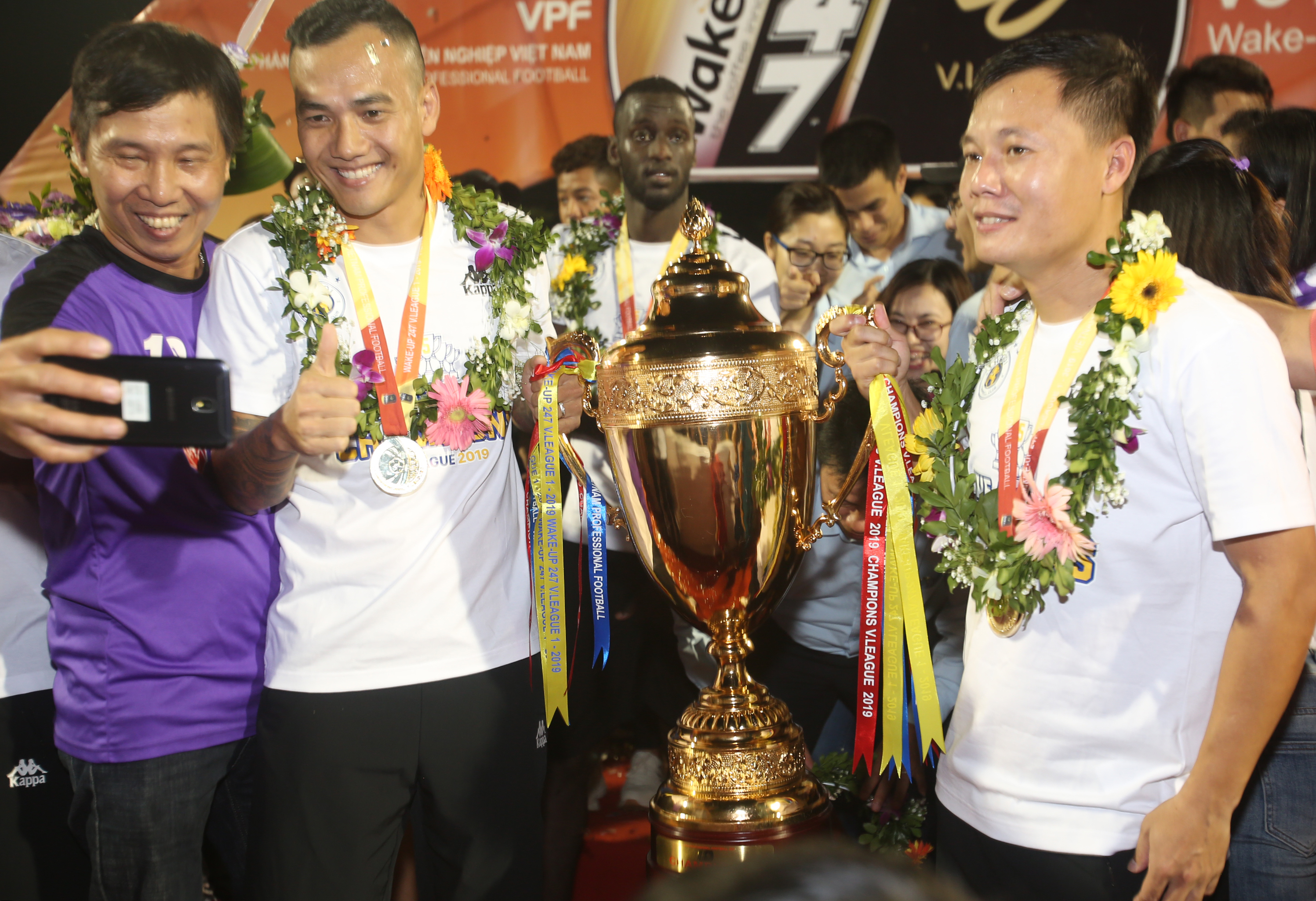 Nhìn lại giai đoạn lượt đi của mùa giải năm nay, Hà Nội FC đã gặp phải khó khăn không nhỏ và đội bóng Thủ đô chỉ có được 7 trận thắng, 4 trận hòa và để thua 2 trận.