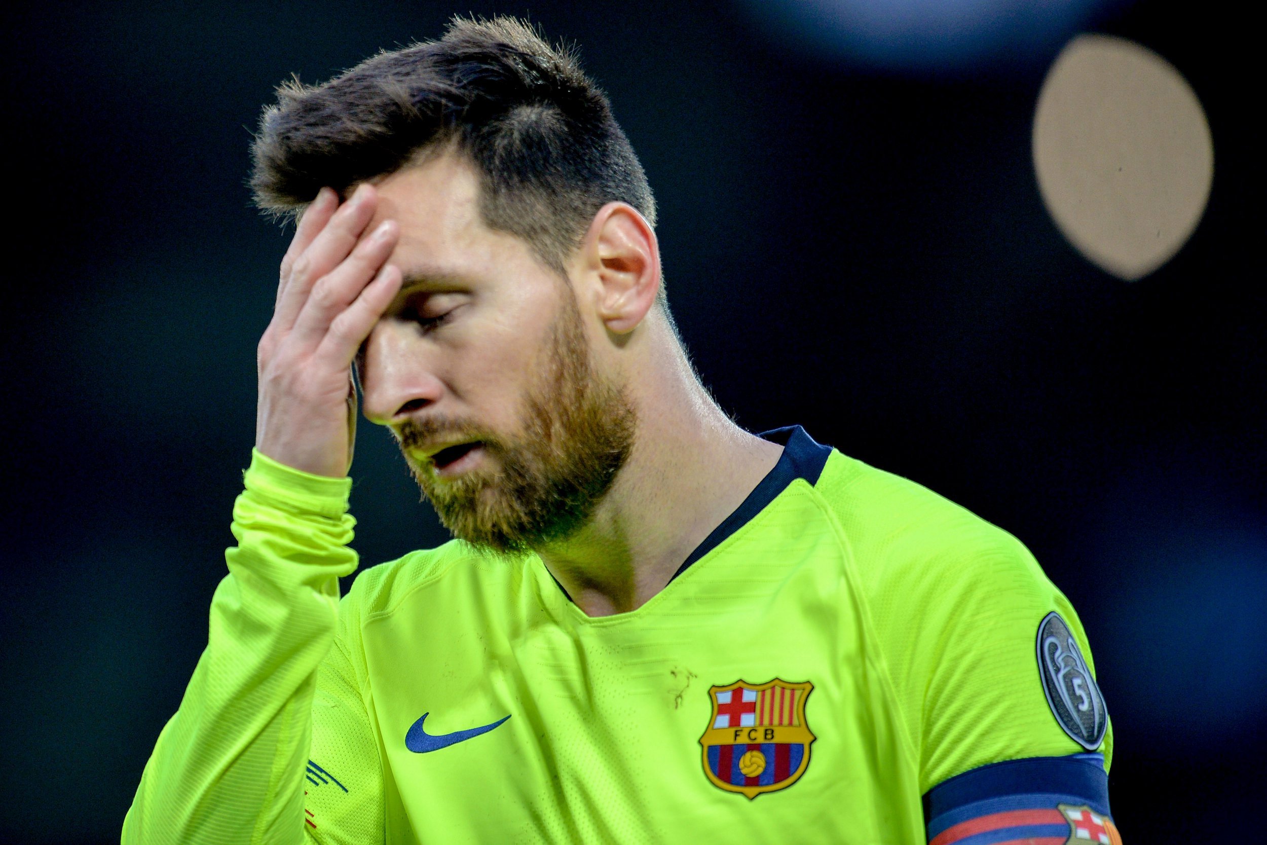 Đấu Liverpool, Messi có 1 đồng đội, và 8 quả tạ trên vai - Bóng Đá